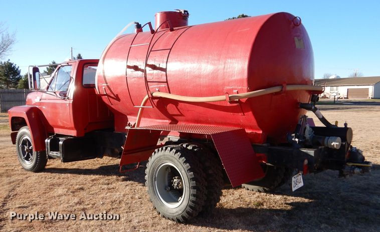 image for item IV9870 1983 Ford F600  water truck