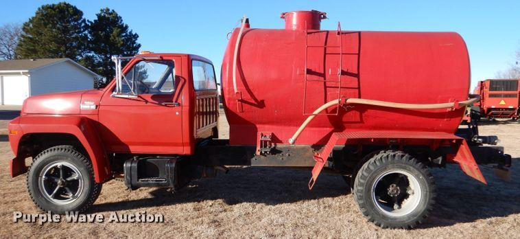 image for item IV9870 1983 Ford F600  water truck