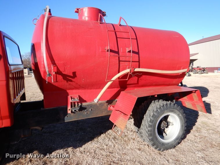 image for item IV9870 1983 Ford F600  water truck