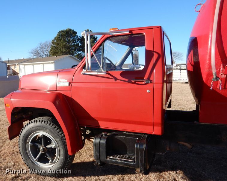image for item IV9870 1983 Ford F600  water truck