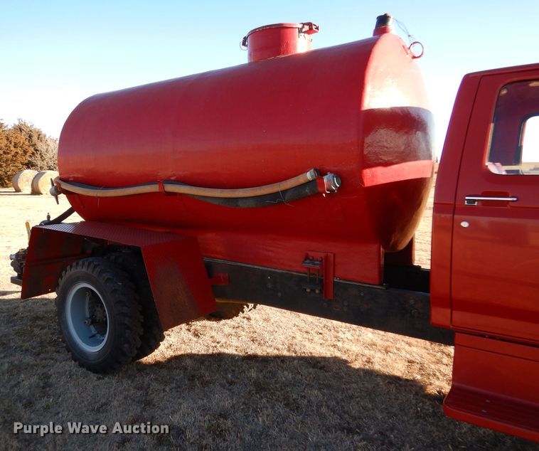 image for item IV9870 1983 Ford F600  water truck