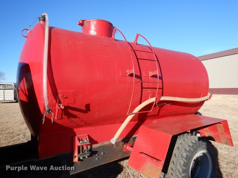 image for item IV9870 1983 Ford F600  water truck