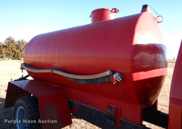 image for item IV9870 1983 Ford F600  water truck