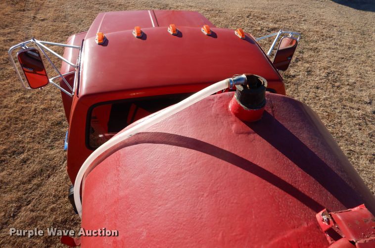 image for item IV9870 1983 Ford F600  water truck