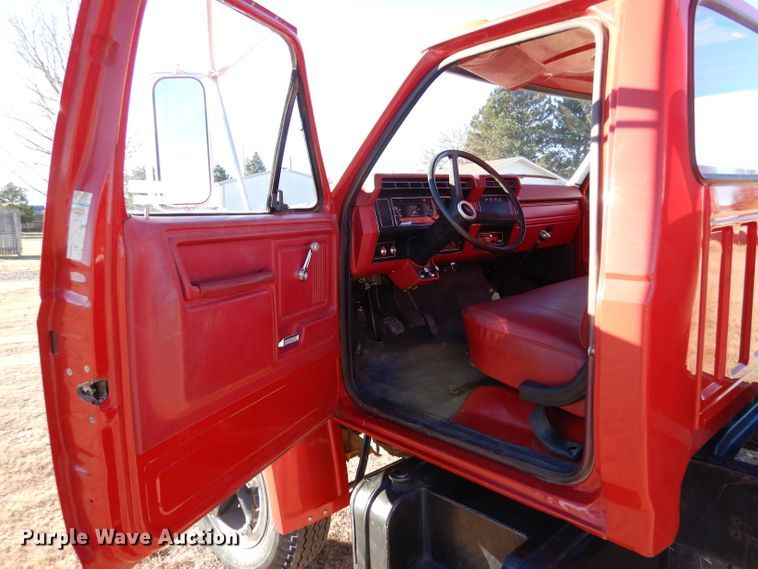 image for item IV9870 1983 Ford F600  water truck