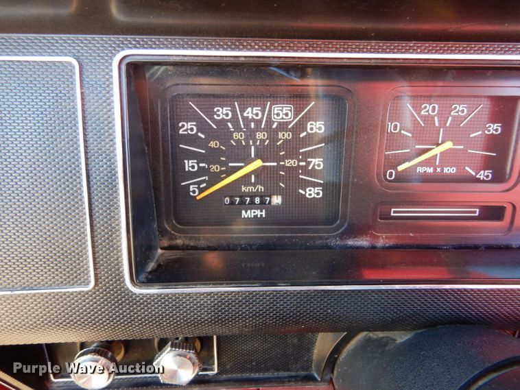 image for item IV9870 1983 Ford F600  water truck