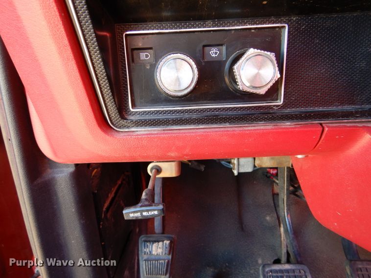 image for item IV9870 1983 Ford F600  water truck