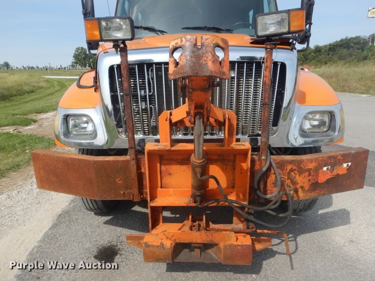 image for item JG9068 2003 International WorkStar 7400  Crew Cab dump truck