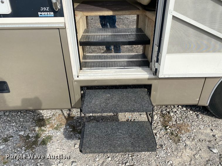 image for item JN9089 2003 Fleetwood Bounder  RV