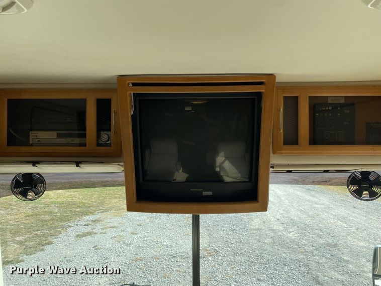 image for item JN9089 2003 Fleetwood Bounder  RV