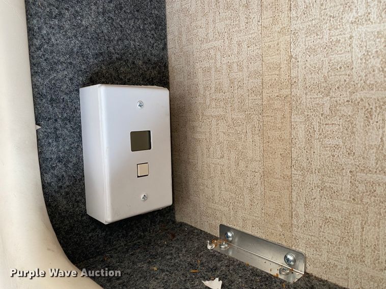 image for item JN9089 2003 Fleetwood Bounder  RV