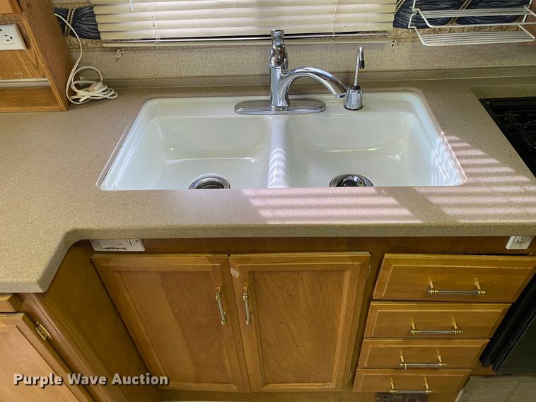 image for item JN9089 2003 Fleetwood Bounder  RV