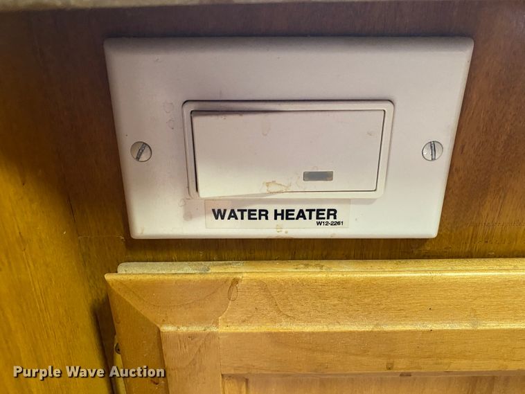 image for item JN9089 2003 Fleetwood Bounder  RV