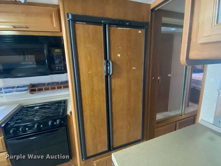 image for item JN9089 2003 Fleetwood Bounder  RV