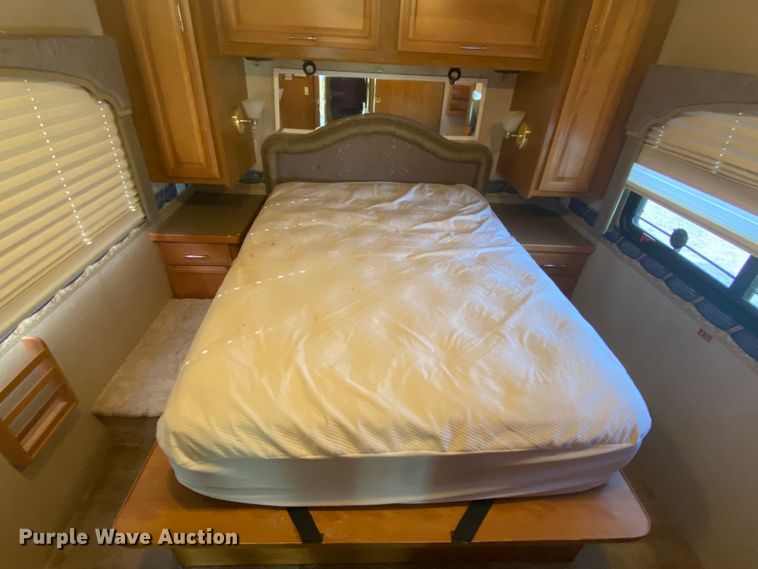 image for item JN9089 2003 Fleetwood Bounder  RV