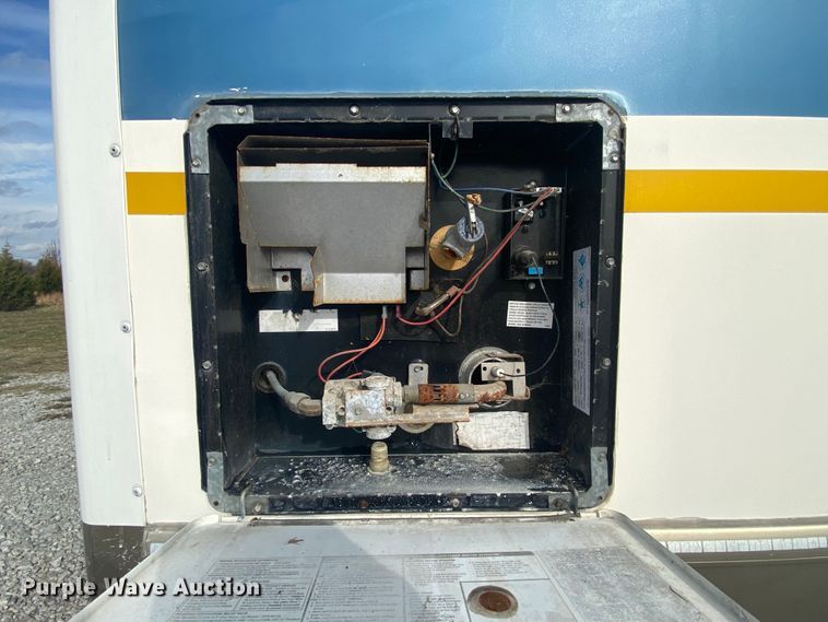 image for item JN9089 2003 Fleetwood Bounder  RV