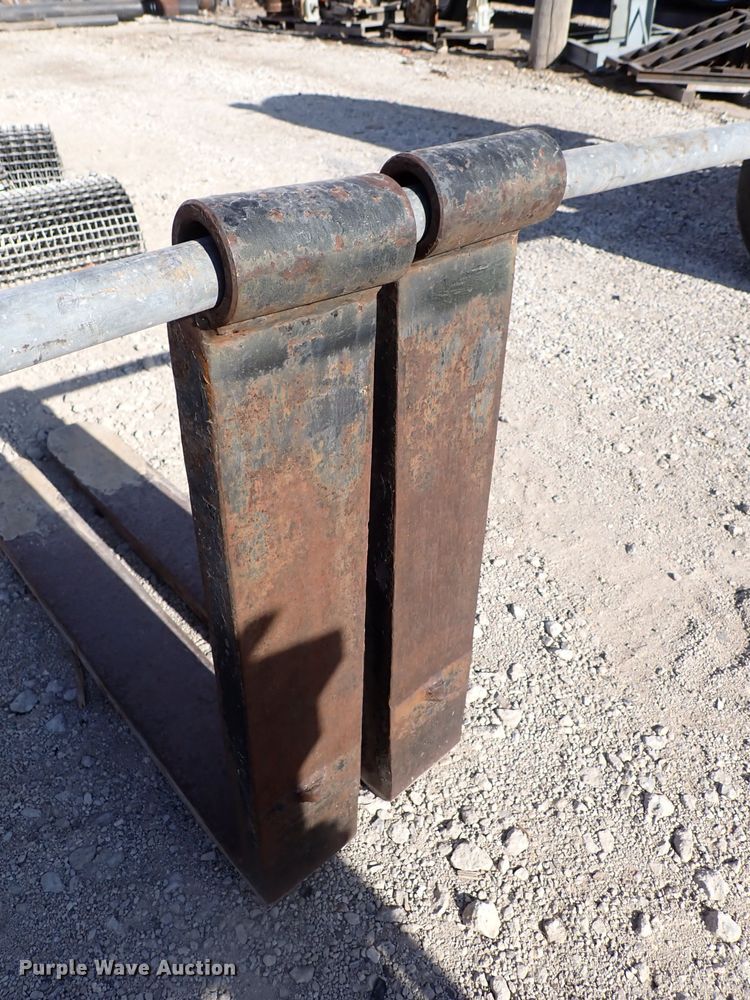 image for item JU9084 48" L loader forks