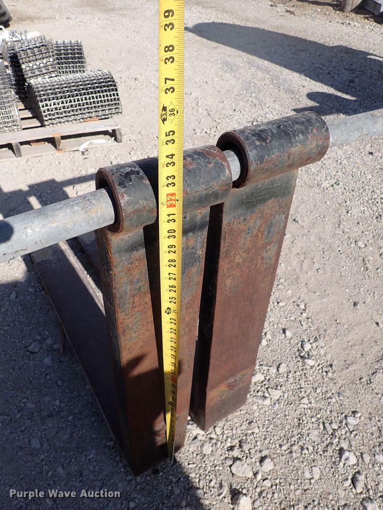 image for item JU9084 48" L loader forks