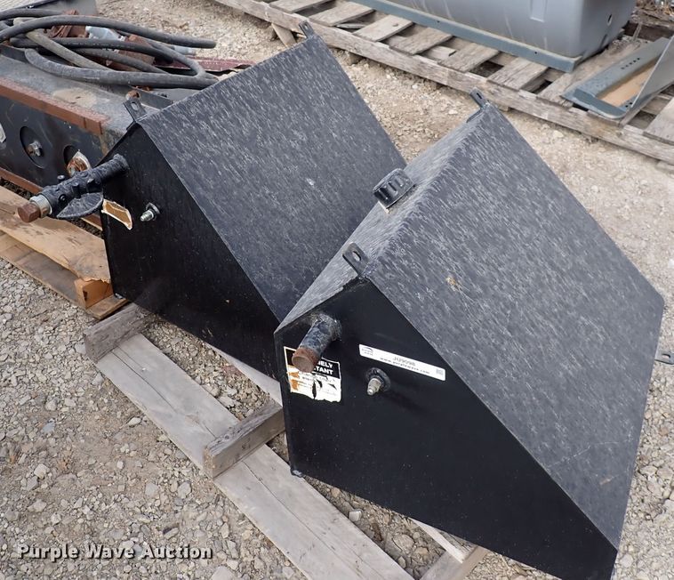 image for item JU9098 (3) hydraulic fluid tanks