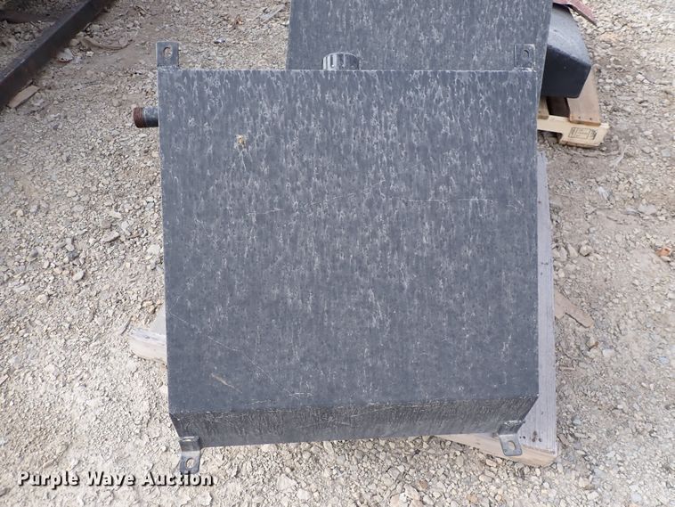 image for item JU9098 (3) hydraulic fluid tanks