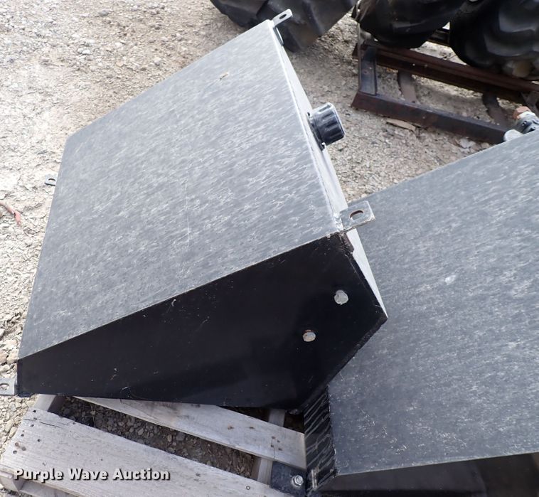 image for item JU9098 (3) hydraulic fluid tanks