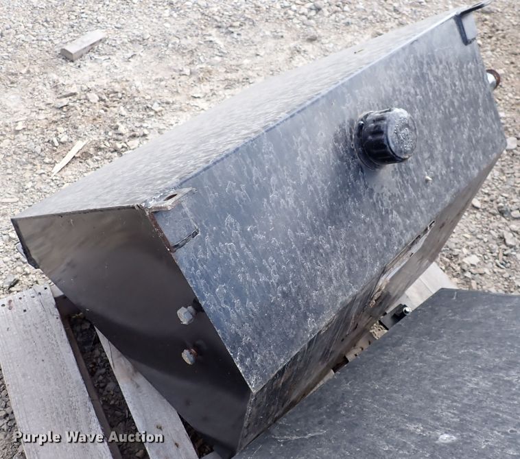 image for item JU9098 (3) hydraulic fluid tanks