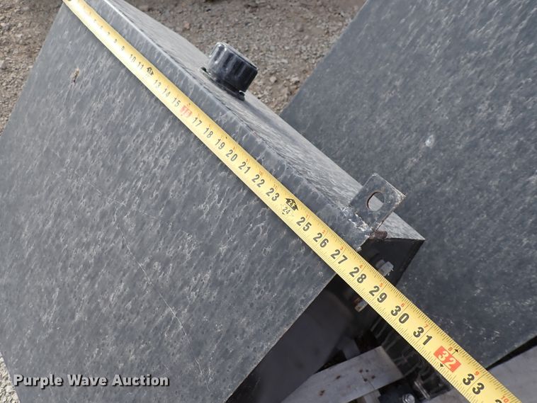 image for item JU9098 (3) hydraulic fluid tanks