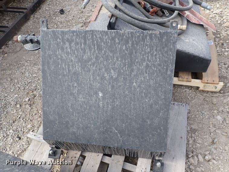 image for item JU9098 (3) hydraulic fluid tanks