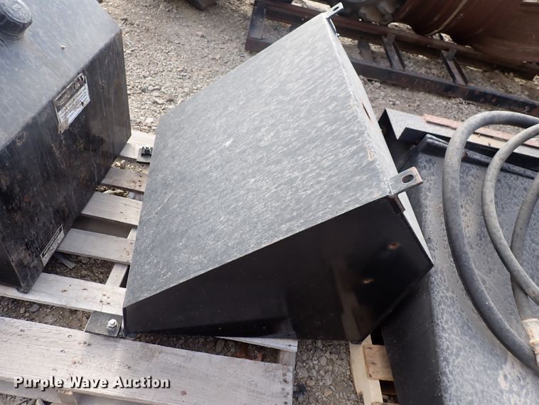 image for item JU9098 (3) hydraulic fluid tanks