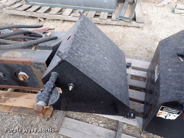 image for item JU9098 (3) hydraulic fluid tanks