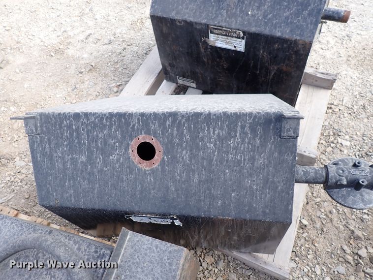 image for item JU9098 (3) hydraulic fluid tanks