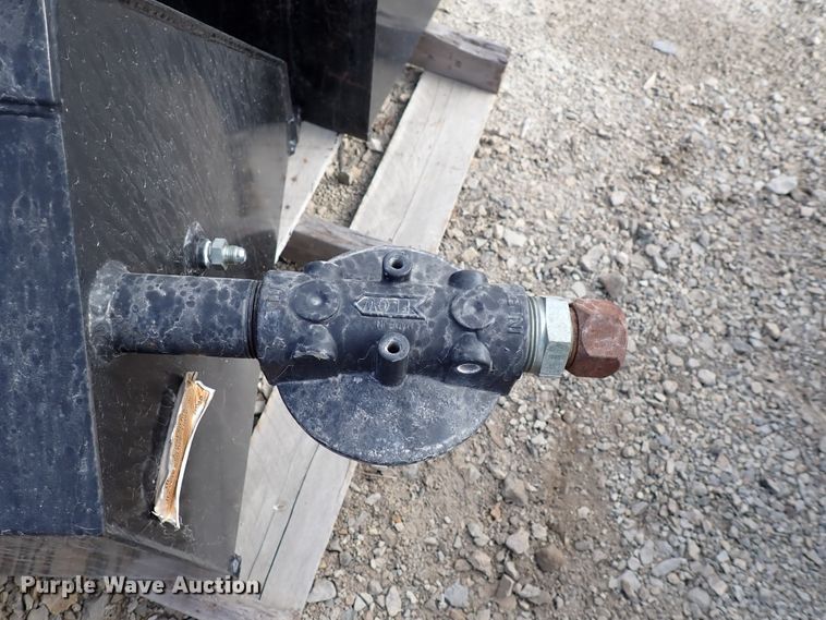 image for item JU9098 (3) hydraulic fluid tanks