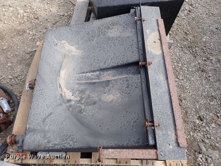 image for item JU9098 (3) hydraulic fluid tanks