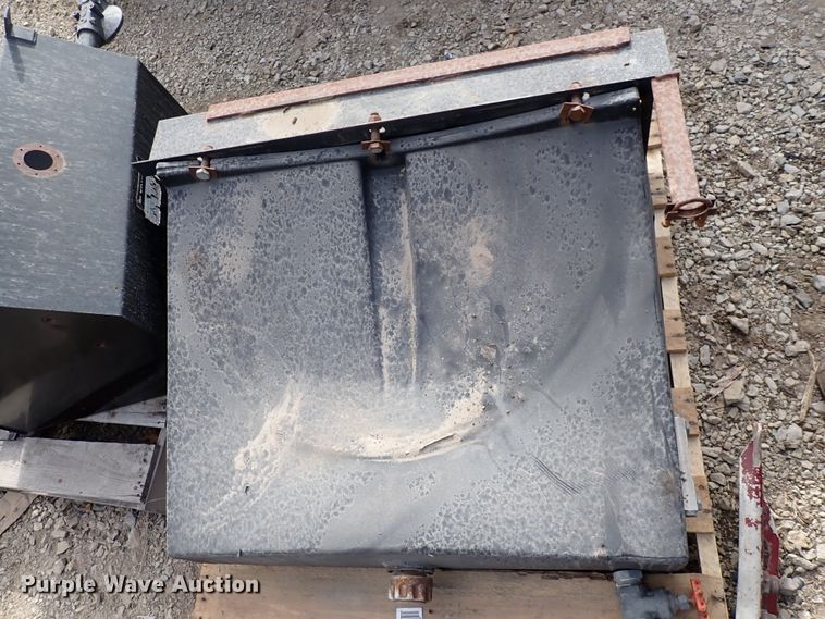 image for item JU9098 (3) hydraulic fluid tanks