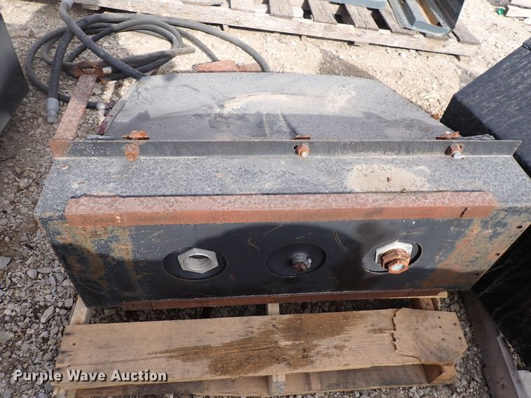 image for item JU9098 (3) hydraulic fluid tanks