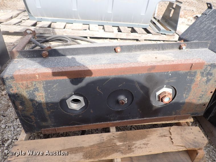 image for item JU9098 (3) hydraulic fluid tanks