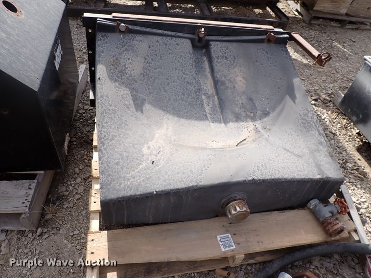 image for item JU9098 (3) hydraulic fluid tanks