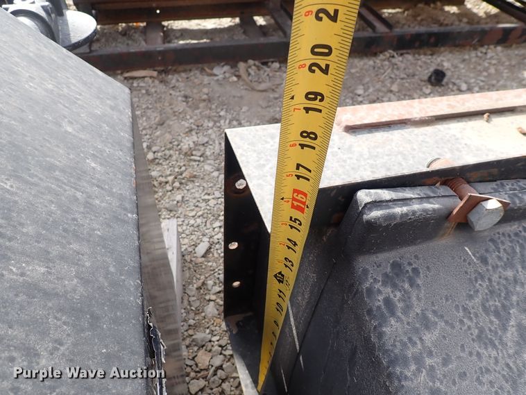 image for item JU9098 (3) hydraulic fluid tanks