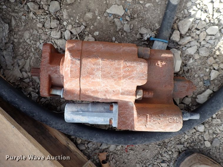 image for item JU9098 (3) hydraulic fluid tanks