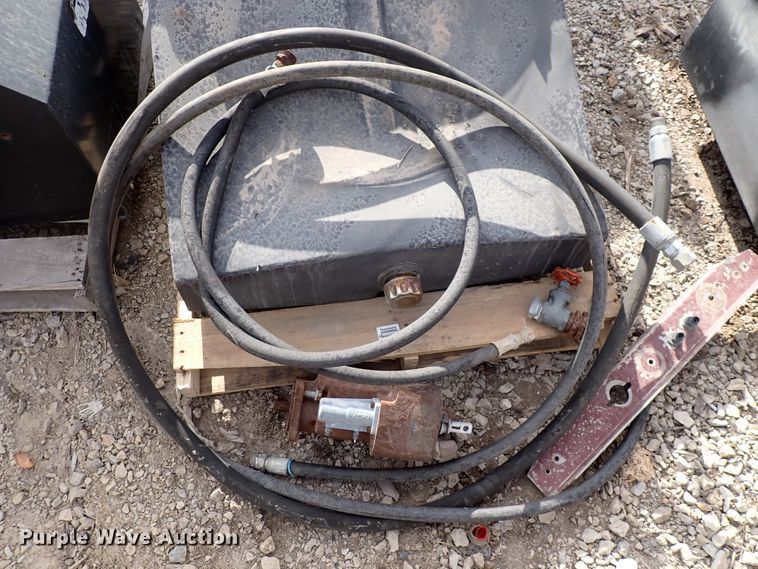 image for item JU9098 (3) hydraulic fluid tanks