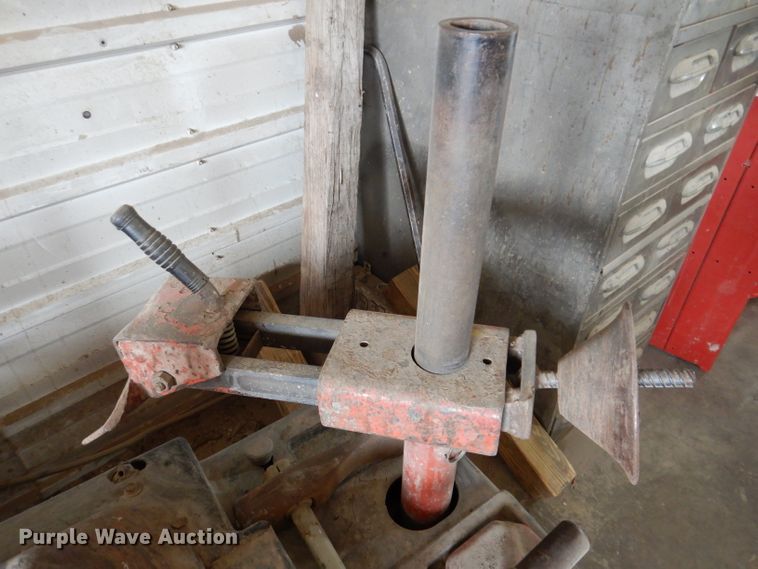 image for item KH9139 Tire handling equipment