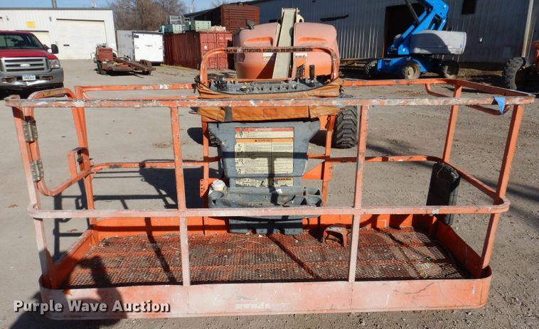 image for item KH9143 2005 JLG 400S  boom lift