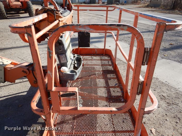 image for item KH9143 2005 JLG 400S  boom lift