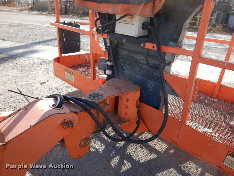 image for item KH9143 2005 JLG 400S  boom lift
