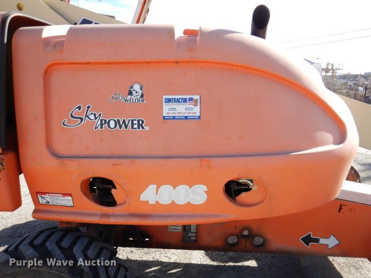 image for item KH9143 2005 JLG 400S  boom lift
