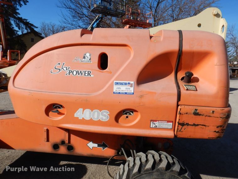 image for item KH9143 2005 JLG 400S  boom lift