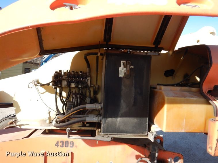 image for item KH9143 2005 JLG 400S  boom lift