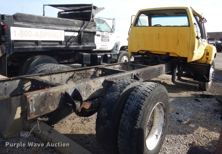 image for item KO9784 2001 GMC C6500  truck cab and chassis