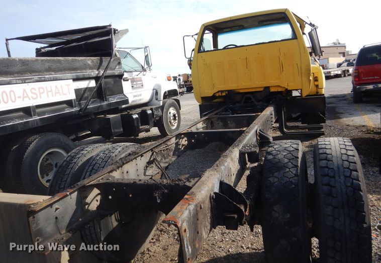 image for item KO9784 2001 GMC C6500  truck cab and chassis