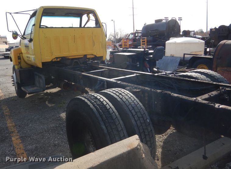 image for item KO9784 2001 GMC C6500  truck cab and chassis